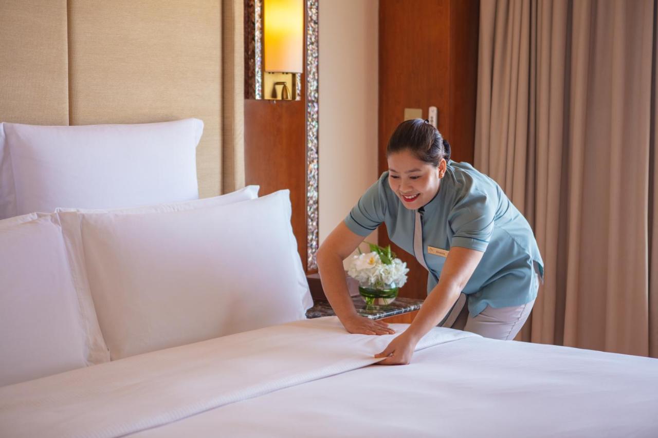 Jumeirah Messilah Beach Kuwait Kuvait Kültér fotó A chambermaid making a bed