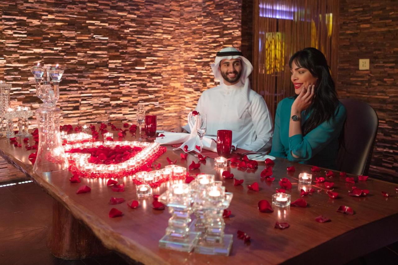 Jumeirah Messilah Beach Kuwait Kuvait Kültér fotó A couple at a restaurant in Dubai