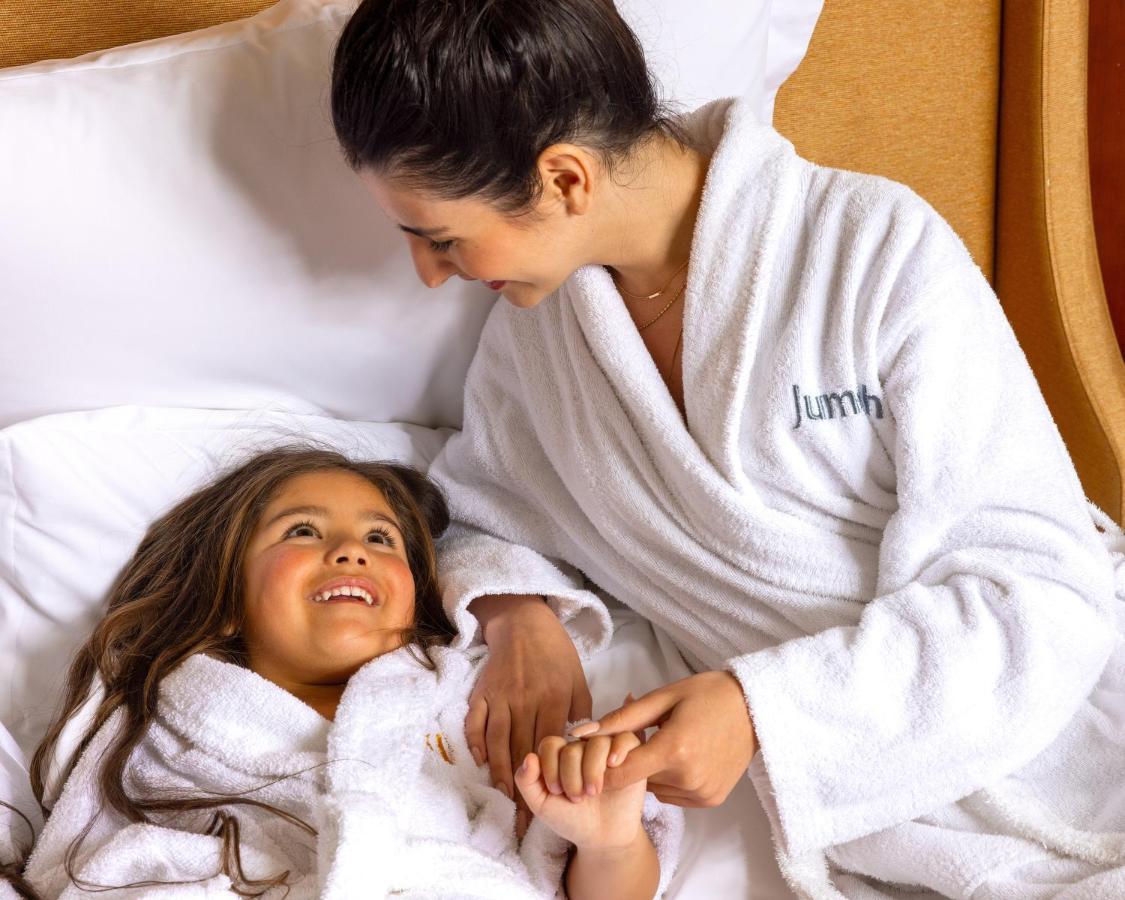 Jumeirah Messilah Beach Kuwait Kuvait Kültér fotó A mother and daughter wearing bathrobes