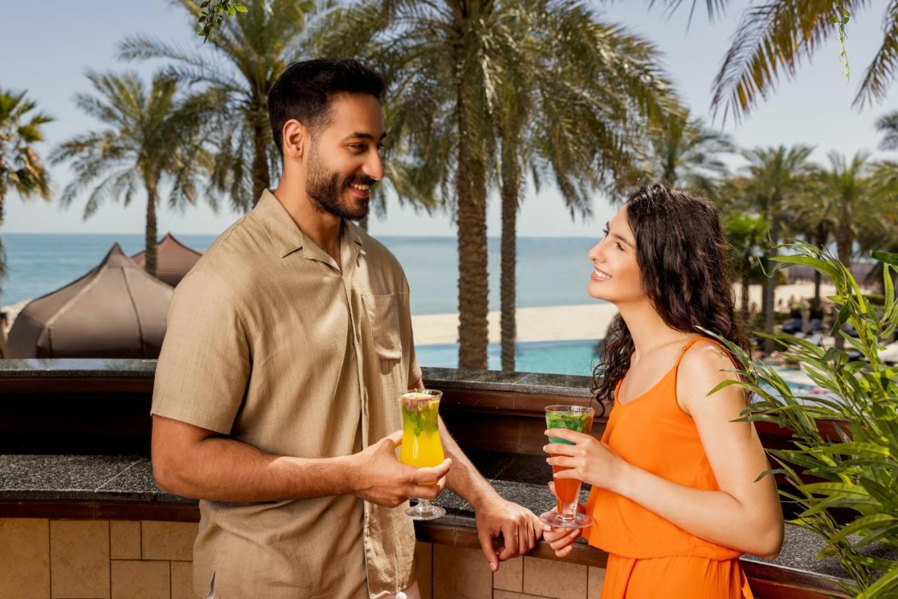 Jumeirah Messilah Beach Kuwait Kuvait Kültér fotó A couple at Jumeirah Beach Hotel