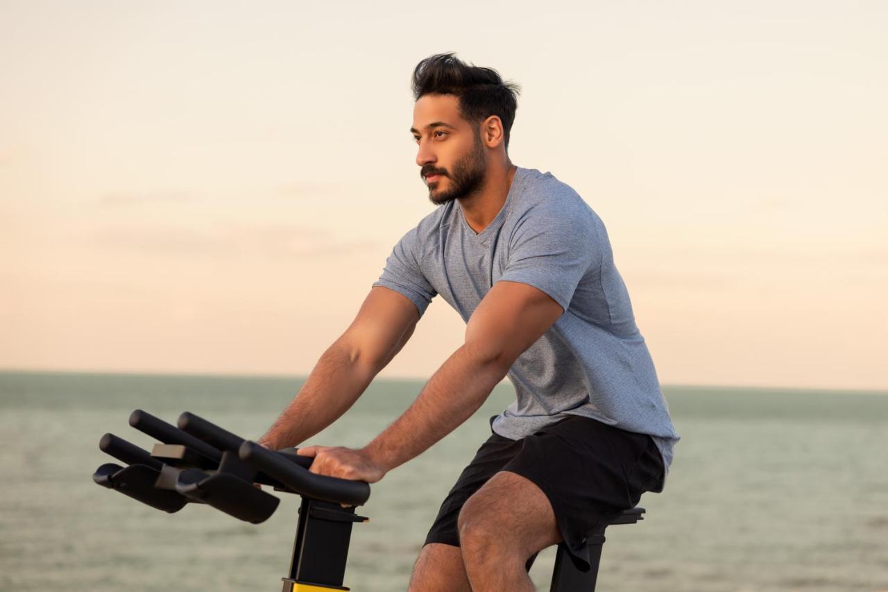 Jumeirah Messilah Beach Kuwait Kuvait Kültér fotó A man on a stationary bicycle