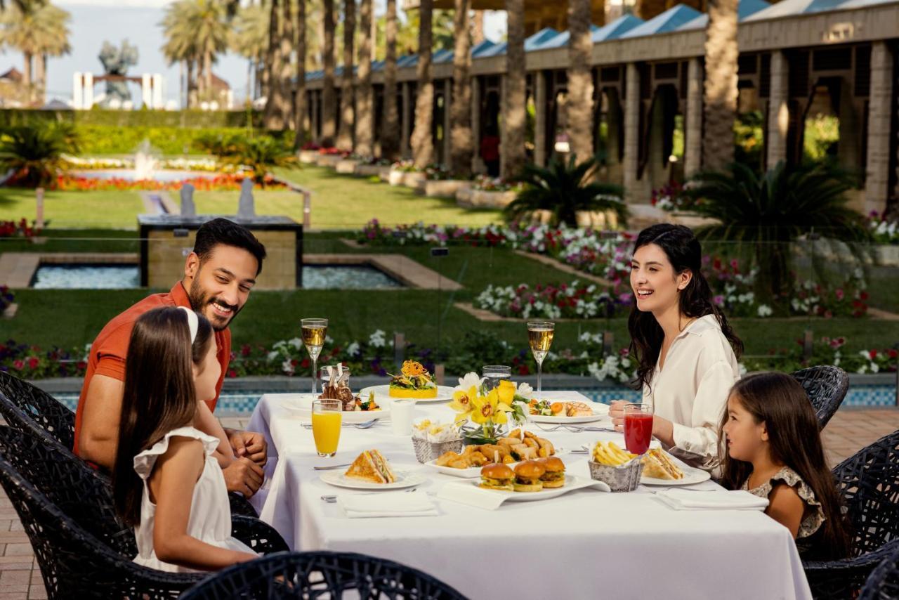 Jumeirah Messilah Beach Kuwait Kuvait Kültér fotó Family dining at the resort