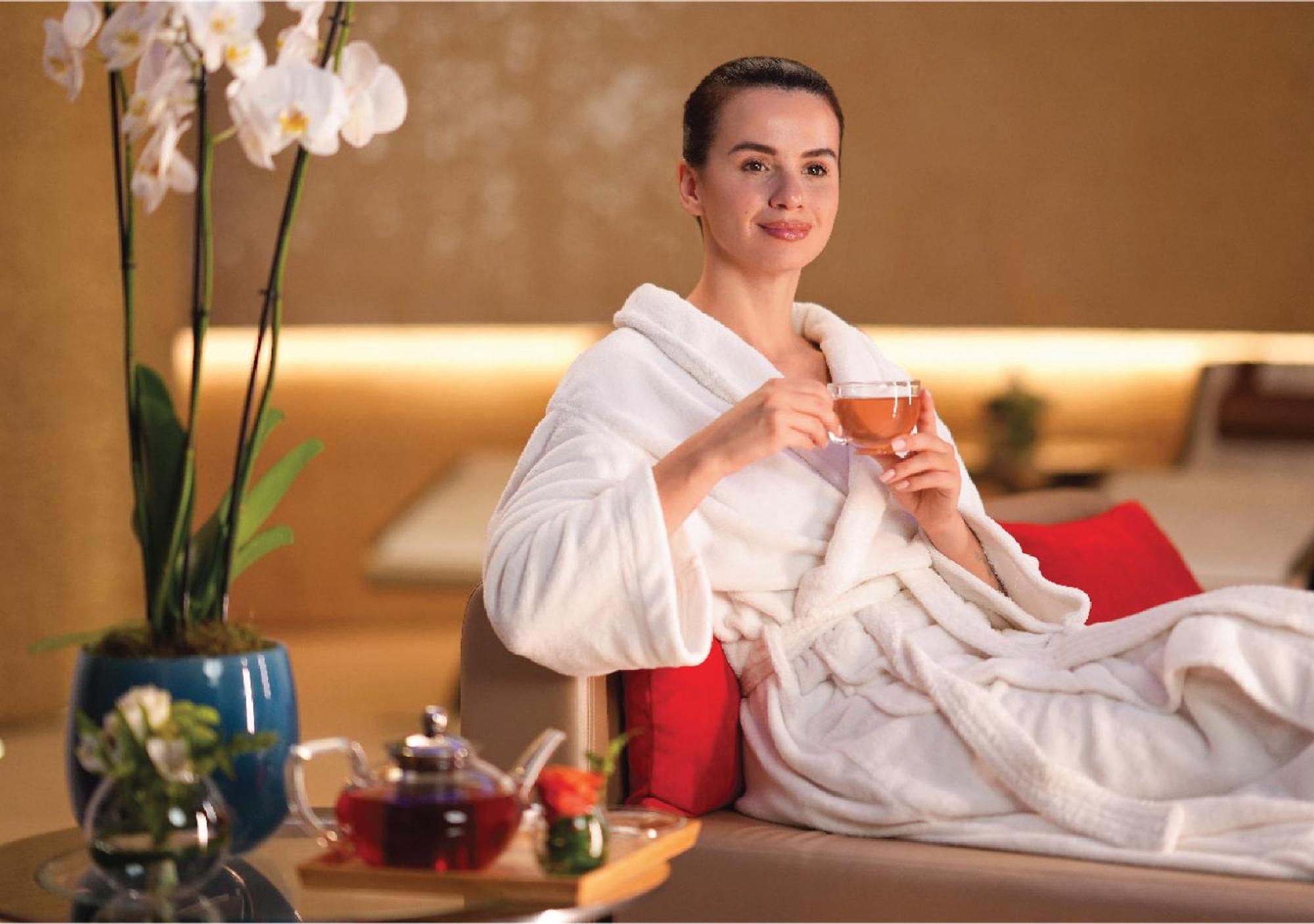 Jumeirah Messilah Beach Kuwait Kuvait Kültér fotó A woman wearing a bathrobe