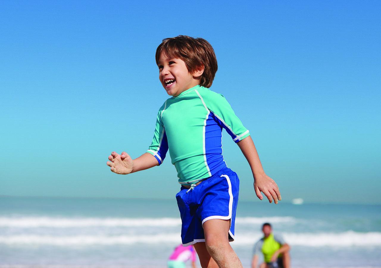 Jumeirah Messilah Beach Kuwait Kuvait Kültér fotó A child wearing a rash vest